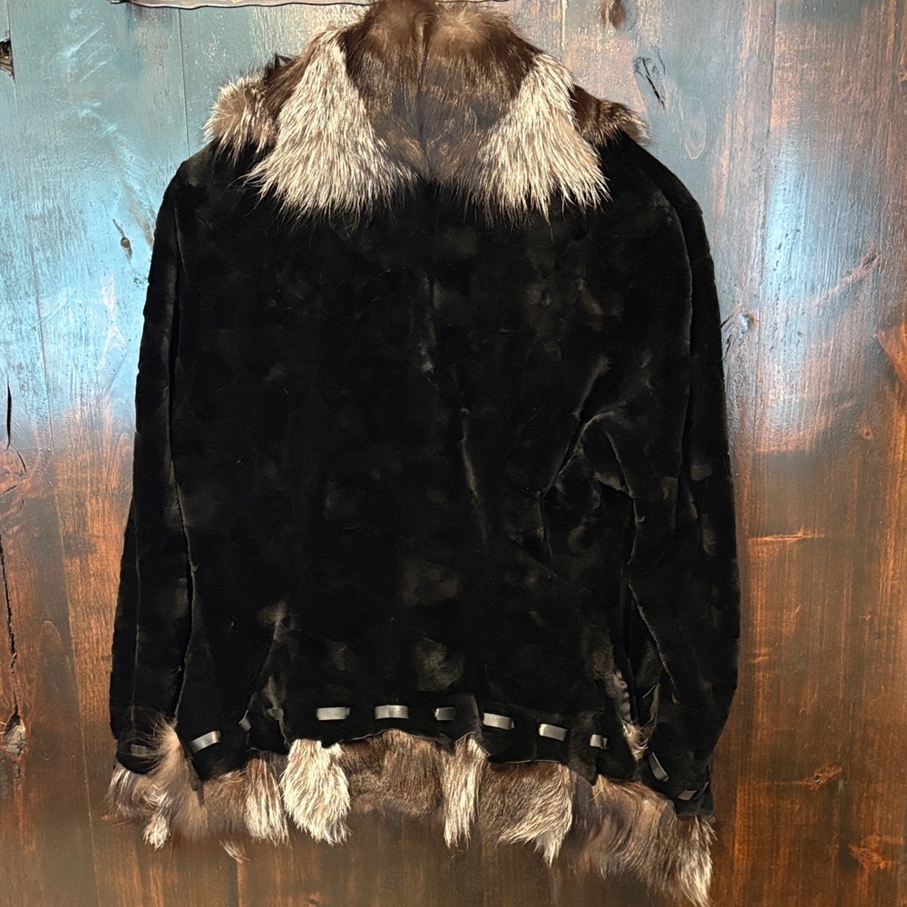Luxurious Black and Brown Fur-Trimmed Jacket - Picture 3 of 6